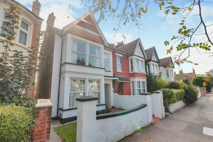 3 Bedroom Flat To Rent In Boscombe Road, Southend-on-sea, SS2