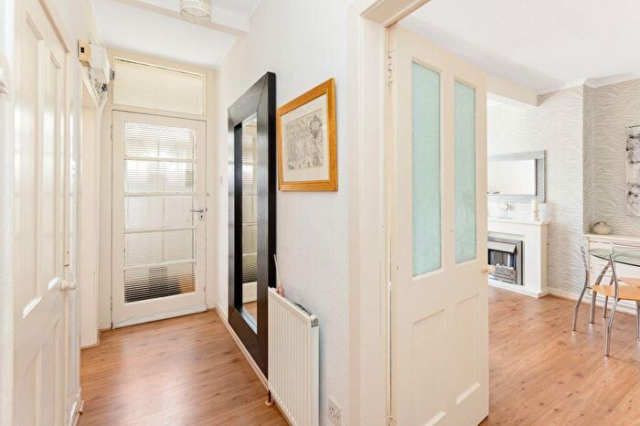 2 Bedroom Flat For Sale In The Green, Davidsons Mains Edinburgh, EH4