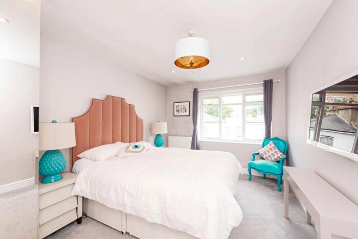 3 Bedroom Flat For Sale In Limerston Street, Chelsea, London, SW10