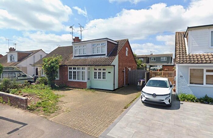 4 Bedroom Semi-Detached House For Sale In Nutcombe Crescent, Rochford, Essex, SS4