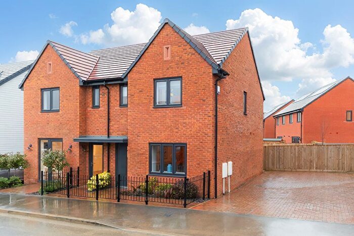 3 Bedroom Semi Detached House For Sale In Lawrence Avenue, Shrivenham, SN6