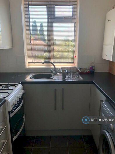 2 Bedroom Flat To Rent In Vale Drive, Southampton, SO18