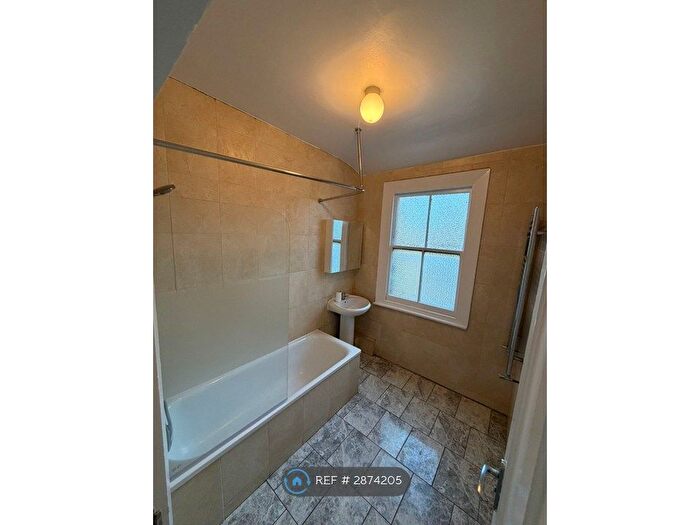 2 Bedroom Flat To Rent In Heath Road, Twickenham, TW1