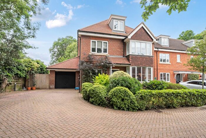 5 Bedroom Detached House To Rent In Lowther Close, Chertsey, KT16