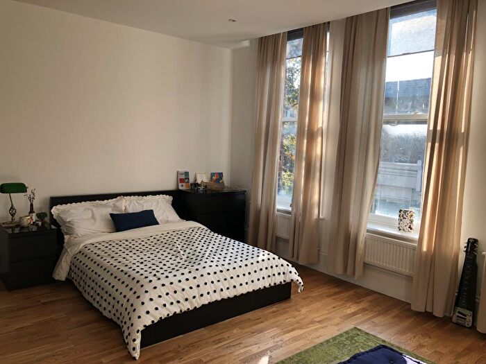 Maisonette To Rent In Upper Street, Islington, N1