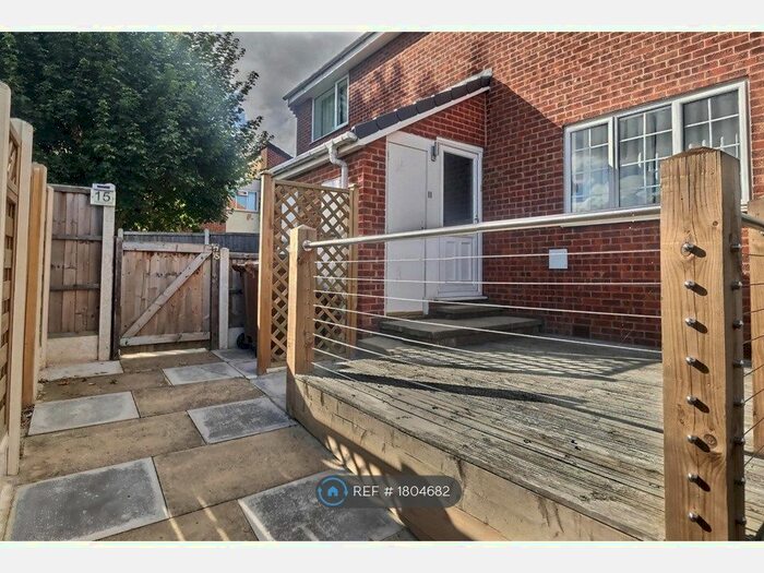 1 Bedroom Flat To Rent In Tennyson Avenue, Wakefield, WF3