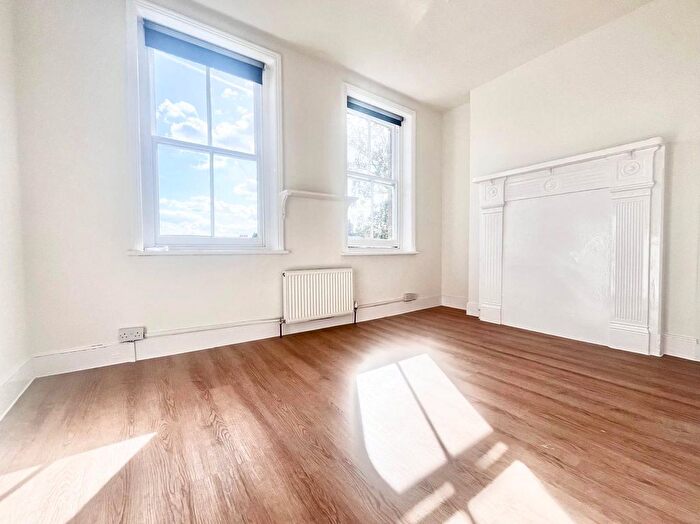 3 Bedroom Flat To Rent In High Street, Teddington, TW11