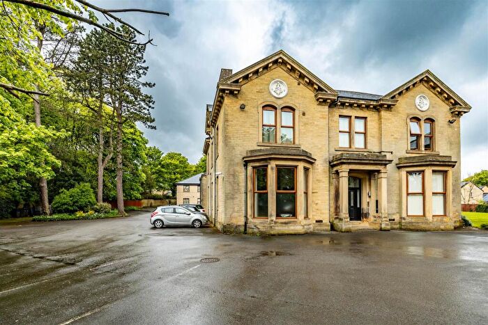 2 Bedroom Apartment For Sale In Westwood Hall, Peregrine Way, Bradford, BD6