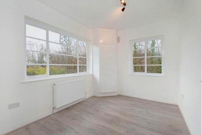 2 Bedroom Flat To Rent In Denison Close, London, N2