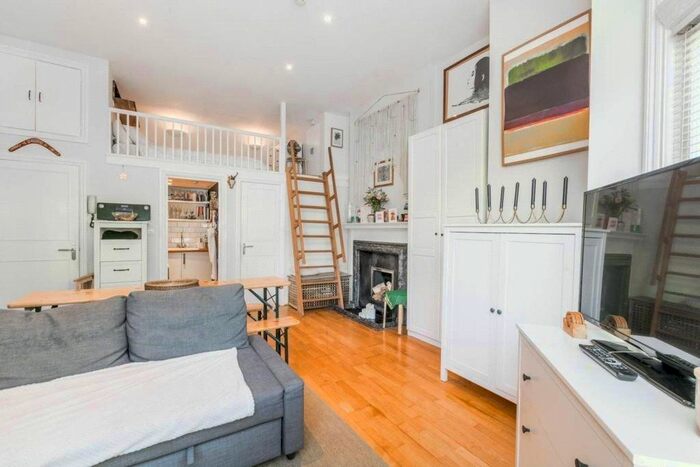 Studio To Rent In Queens Avenue, London, N10