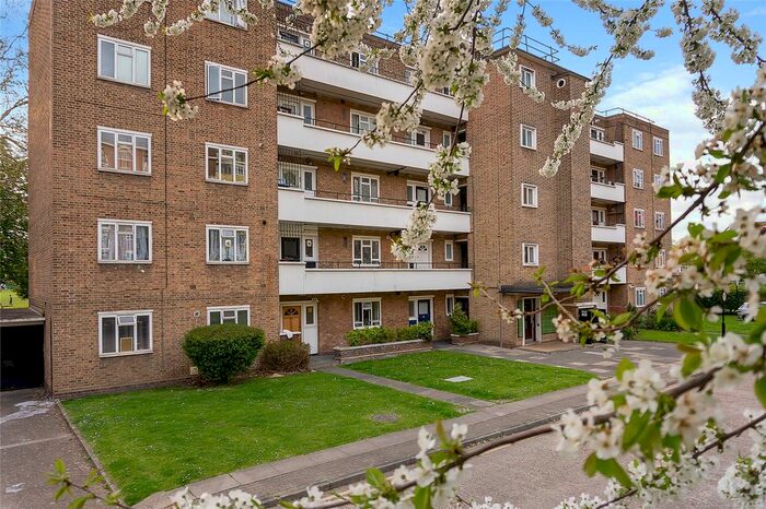 3 Bedroom Flat To Rent In Sulivan Court, Broomhouse Lane, London, SW6