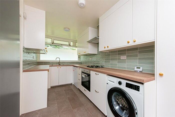3 Bedroom Maisonette To Rent In Fayetville House, New Orleans Walk, Islington, London, N19