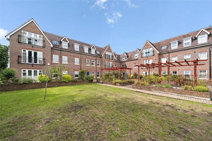 3 Bedroom Flat To Rent In Bentley Place, - Baker Street, Weybridge, KT13