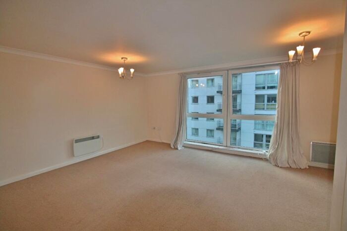 2 Bedroom Flat To Rent In Crown Heights, Alencon Link, Basingstoke, RG21