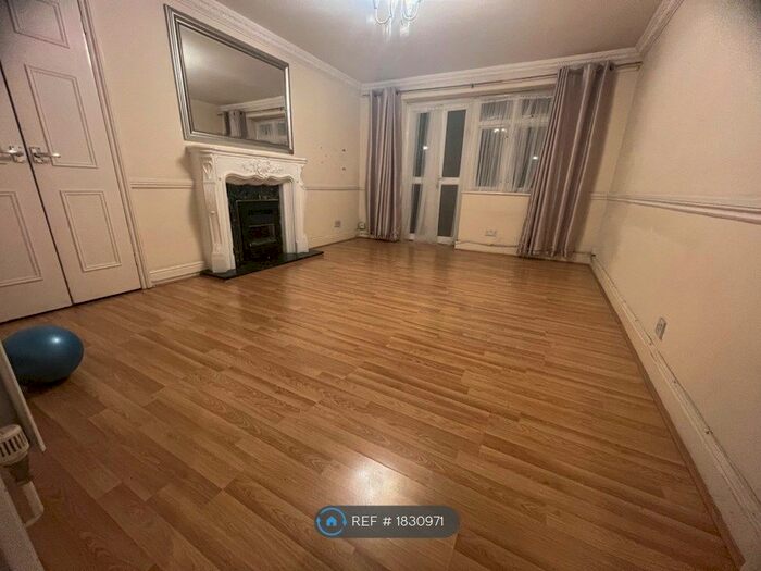 3 Bedroom Flat To Rent In Rainham Road South, Dagenham, RM10