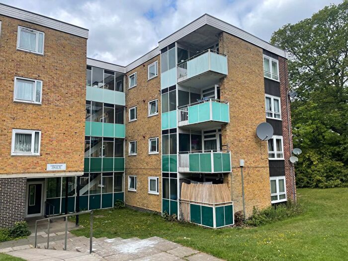 2 Bedroom Flat To Rent In Linford Crescent, Southampton, SO16
