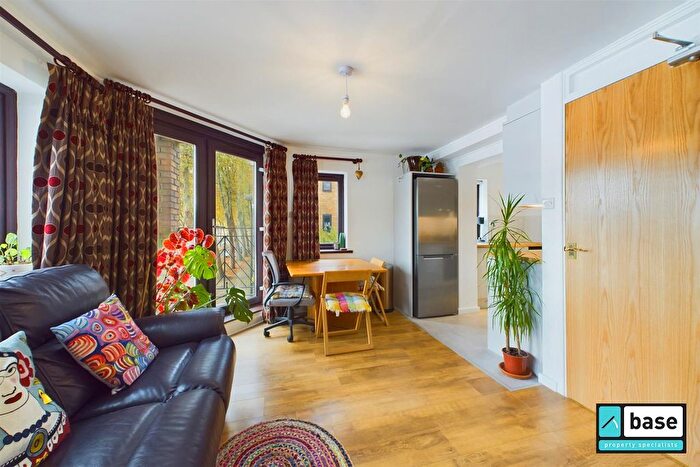 2 Bedroom Flat To Rent In Brunswick Quay, London, SE16