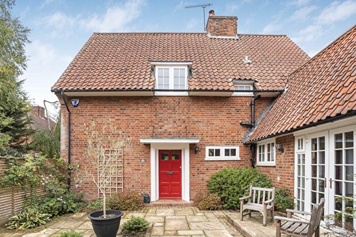 4 Bedroom Detached House For Sale In Barleycroft Green, Welwyn Garden City, Hertfordshire, AL8