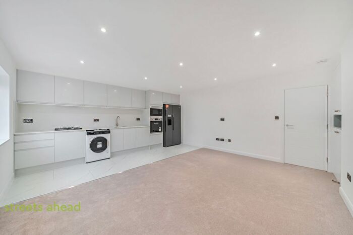 3 Bedroom Flat To Rent In Long Lane, Croydon, CR0