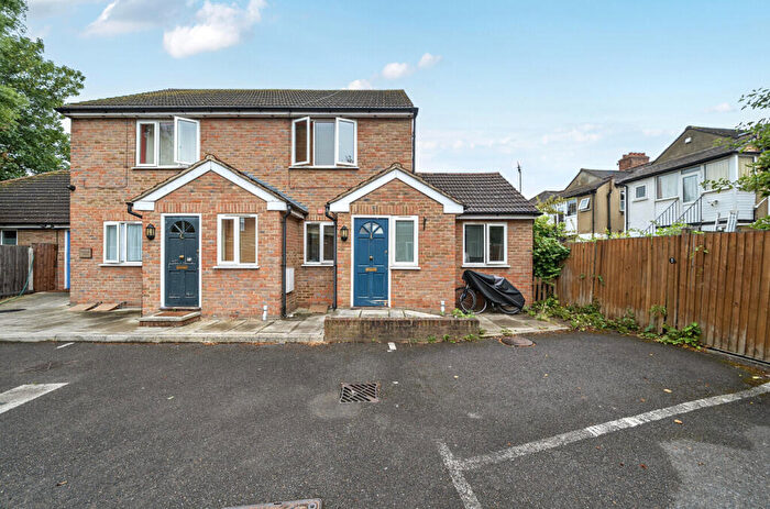 2 Bedroom Maisonette For Sale In Taffy's How, Mitcham, CR4