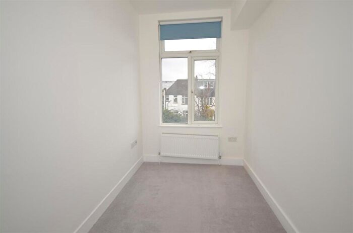 3 Bedroom Apartment To Rent In High Road, London, N2