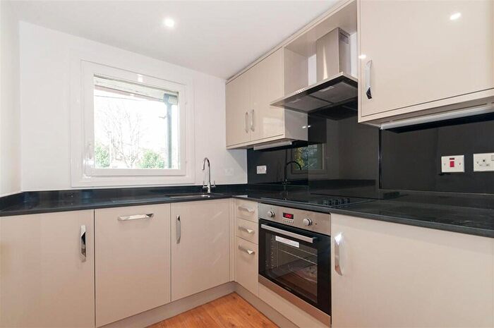 2 Bedroom Apartment To Rent In North Crescent, LS2