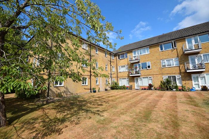 2 Bedroom Flat For Sale In Sumner Road, Farnham, Surrey, GU9