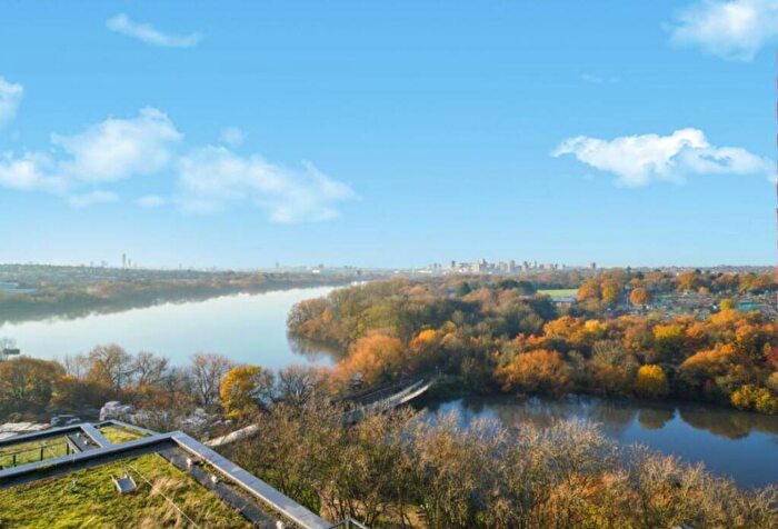 Flat To Rent In Shearwater Drive, Hendon, London, NW9