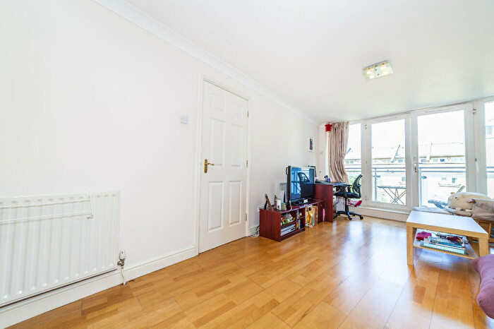 2 Bedroom Flat To Rent In Yew House, Woodland Crescent, London, SE16