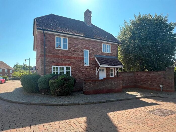 4 Bedroom Semi Detached House For Sale In Hawthornden Close, Kings Hill, ME19