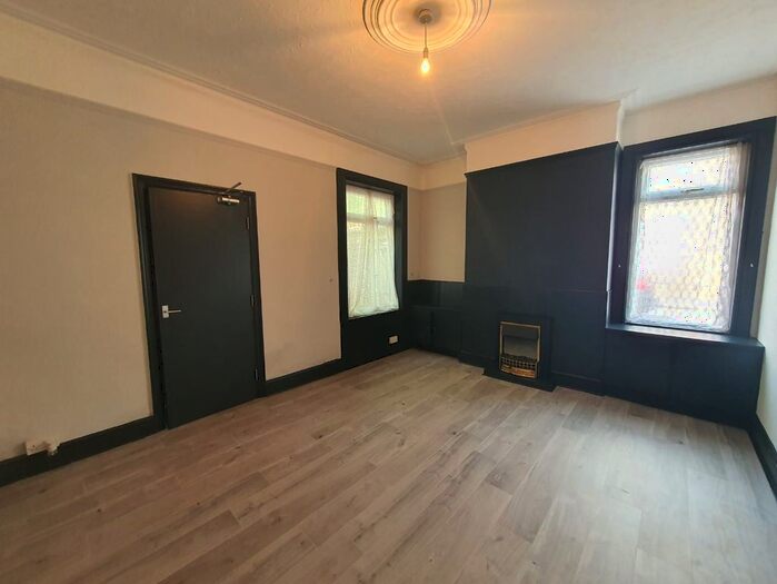 1 Bedroom Flat To Rent In Laughton Road, Hexthorpe, Doncaster, DN4