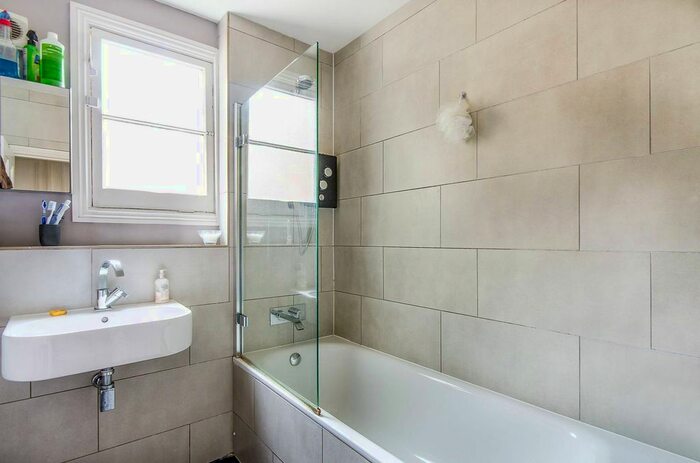 2 Bedroom Flat To Rent In Louisville Road, Balham, London, SW17