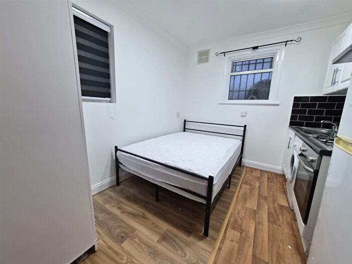 Studio To Rent In (All Bills Inclusive) Queens Road, Walthamstow, E17