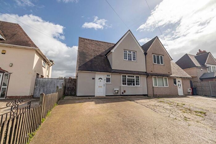 3 Bedroom Semi Detached House For Sale In Stoke Poges Lane, Slough, SL1