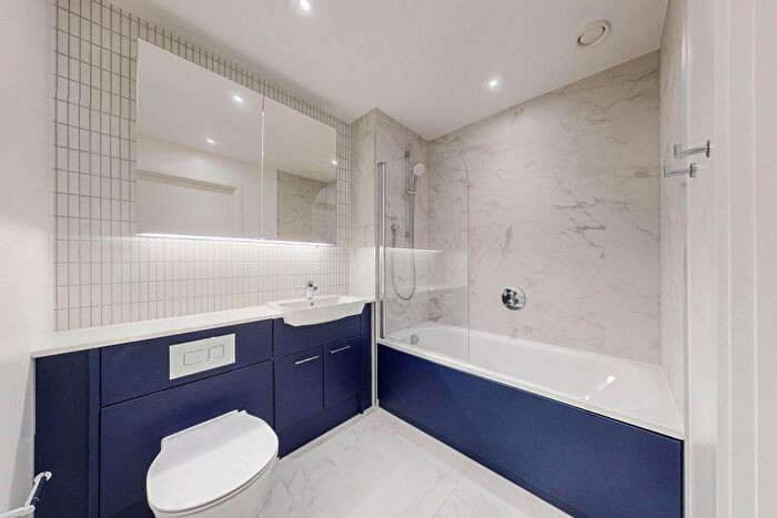 3 Bedroom Flat To Rent In Hewson Way, London, SE17