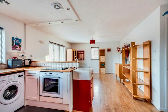 1 Bedroom Flat To Rent In Pheasant Walk, Littlemore, Oxford, OX4