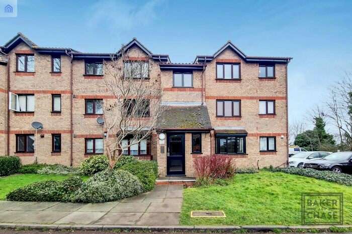 Studio To Rent In Isabella Close, Southgate, London, N14
