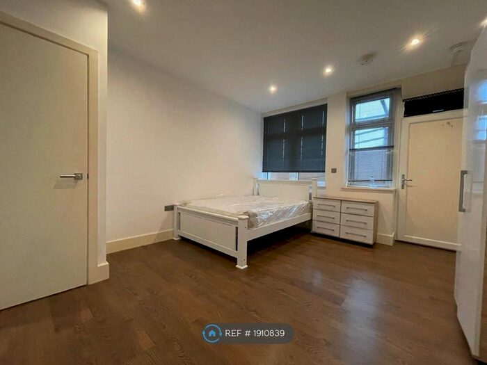 Studio To Rent In Haredon House, Cheam, Sutton, SM3