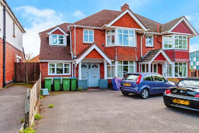 3 Bedroom Maisonette For Sale In Winchester Road, Southampton, Hampshire, SO16