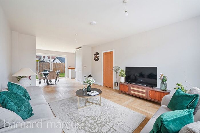 4 Bedroom Semi-Detached House To Rent In Firsby Avenue, Shirley, CR0