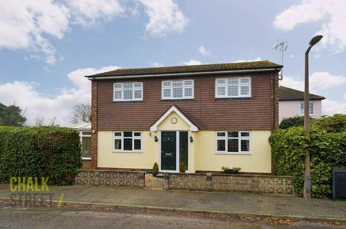 3 Bedroom Detached House For Sale In Greenacres Close, Rainham, RM13