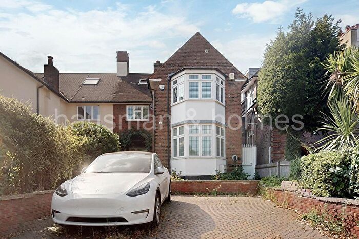 5 Bedroom Semi-Detached House For Sale In Hodford Road, NW11