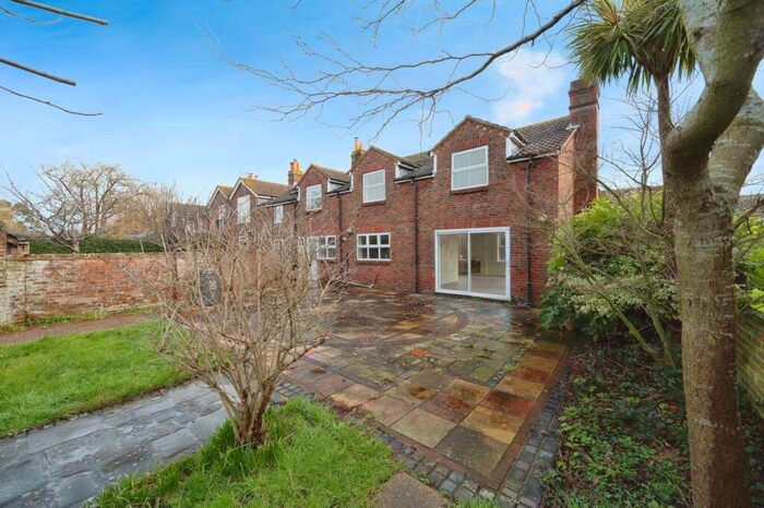 4 Bedroom House To Rent In Hayling Island, PO11