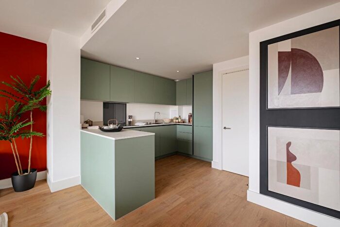 3 Bedroom Flat For Sale In Peabody Estate, St. John's Hill, London, SW11