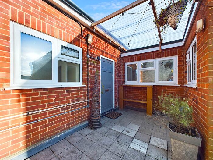 3 Bedroom Flat To Rent In High Street, Marlow, SL7