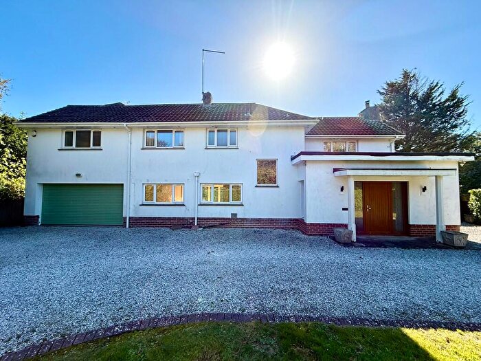 4 Bedroom Detached House For Sale In Kingsway, Craigweil-on-Sea, Bognor Regis, West Sussex, PO21