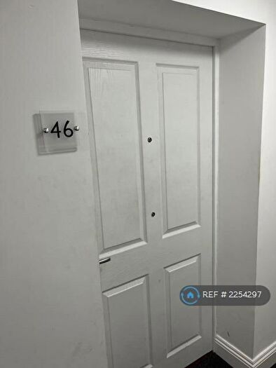 2 Bedroom Flat To Rent In Carter Court, Hook, RG27