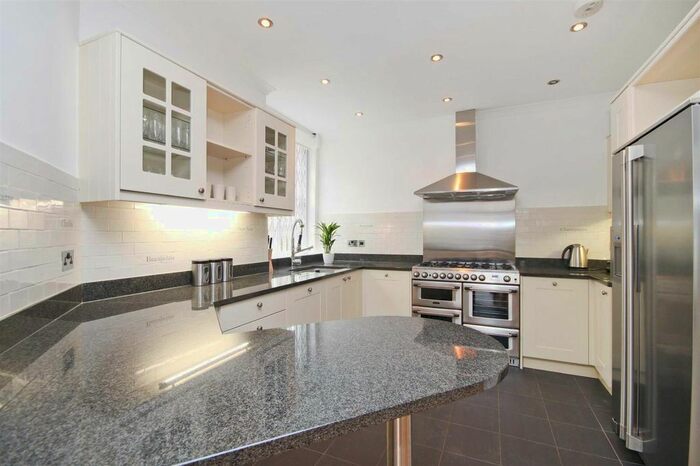 3 Bedroom Flat To Rent In Brasenose House, Kensington High Street, W8