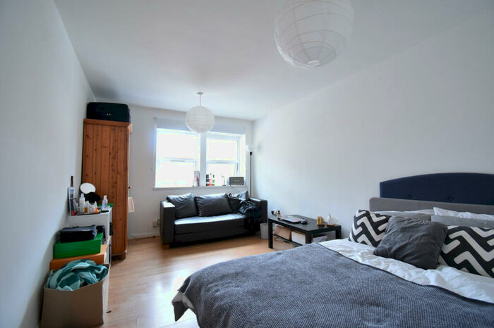 2 Bedroom Apartment To Rent In - Hornsey Road, London, N7