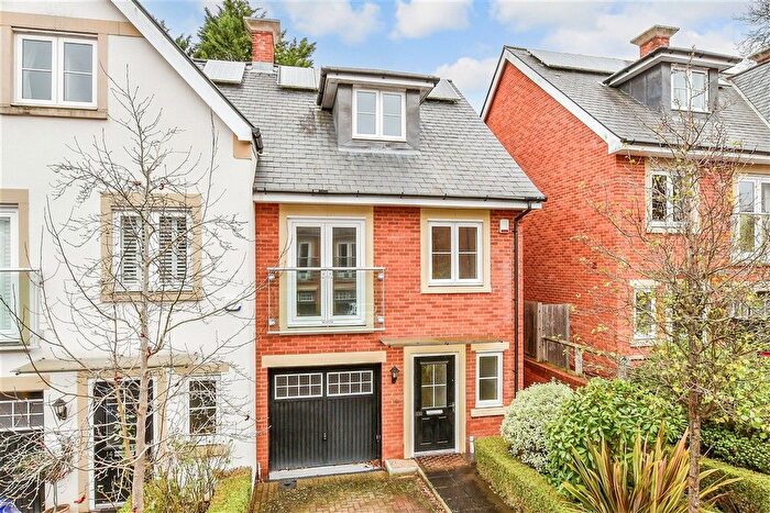 3 Bedroom Town House For Sale In Greyford Close, Leatherhead, Surrey, KT22